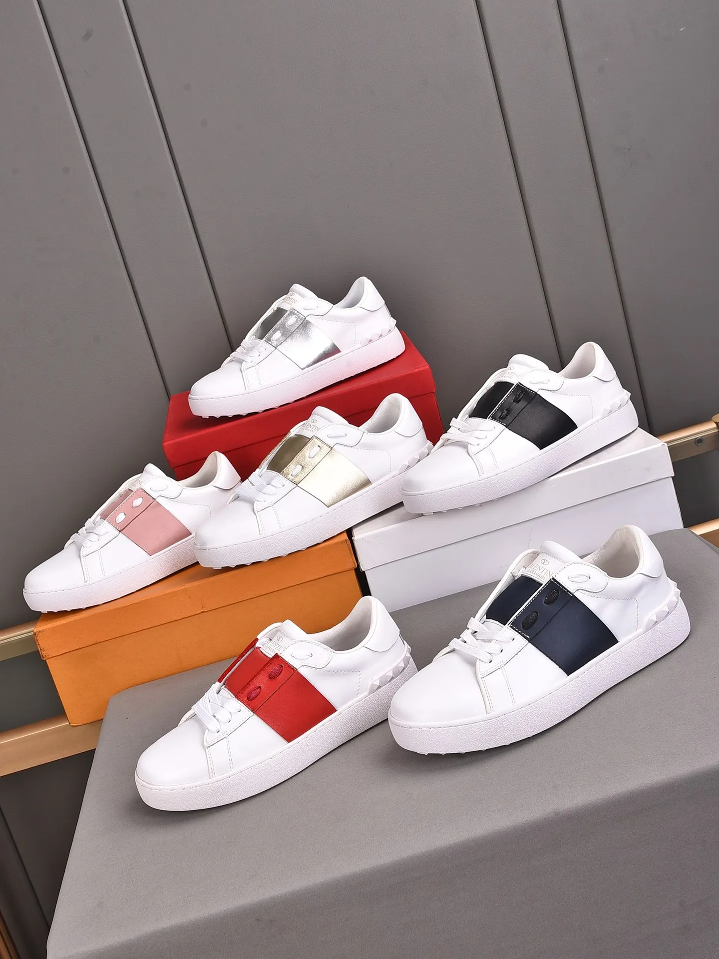 Men's shoes 440💰 (men and women couples) Valentino classic color matching series casual shoes. Made with heavy craftsmanship, good products pay attention to every detail. A must-have trendy item that can be worn all year round, it has been worn by many celebrities and Internet celebrities~~Imported cowhide surface, unique design concept, sheepskin lining, counter quality. Women’s clothing 35-40. Men’s clothing 39-44, 45-46 (returns and exchanges are not supported for custom-made items)